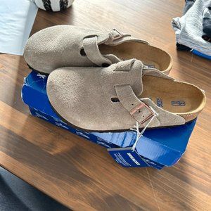 NWT Birkenstock Boston Clogs in size Wide